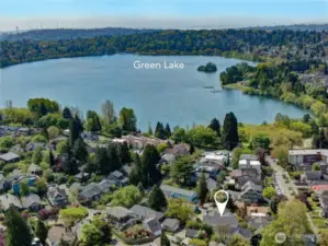 Located one block away from Green Lake and all the amenities is a fantastic lifestyle!