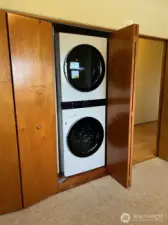 upper laundry in den