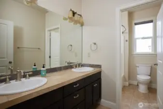 Hall bath w/ 2 sinks