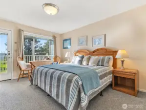 King-size bed in unit 419 (studio).