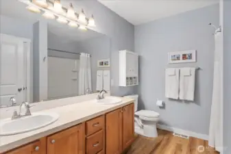 Upstairs Full Bathroom