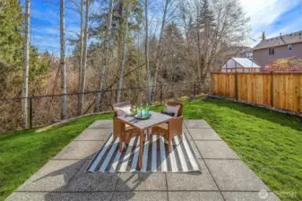 Outdoor patio entertaining just thru kitchen sliding door