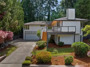 Imagine coming home to soaring ceilings, cozy fireplaces and dazzling views of the lake. This and more could be yours in this amazing property!