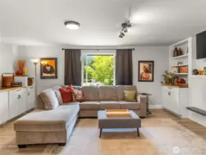 Private location in a sweet Shana Park cul-de-sac.