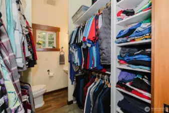 walk in closet with 1/2 bath