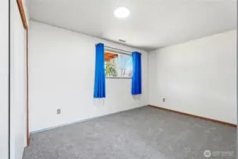 Downstairs bonus area - possible 5th bedroom just needs a door added