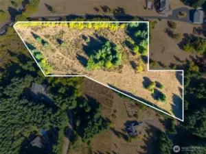 Property lines are approximate.