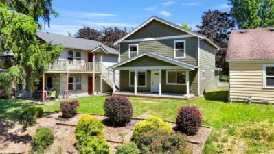 This 5 bedroom 2.5 bath home is an investors dream, centrally located right off Lakeway near Joe Martin Field, Arnie Hanna Aquatic Center, Whole Foods, Fred Meyer with walking distance to bus lines and very close to the WWU student bus line parking lot
