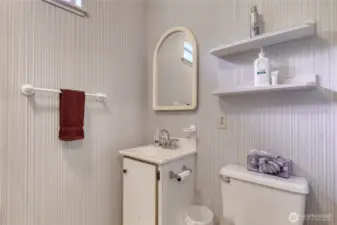 Upstairs full bathroom.