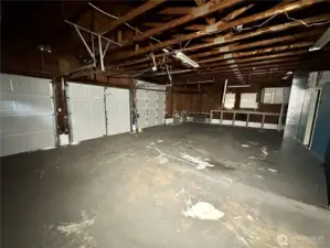 1,112 sq ft garage with workshop space