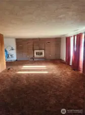 Spacious Living rm with plenty of space for entertaining