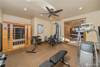 WORKOUT ROOM WITH SAUNA