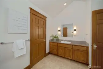 LARGE GUEST BATHROOM UPPER LEVEL WITH 400SF CLOSET