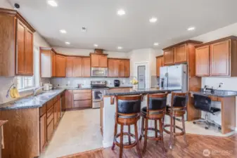 Kitchen W/ Eat in Isand