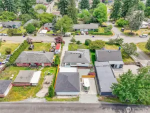 Overhead view outlining lot, driveway, and detached outbuilding.