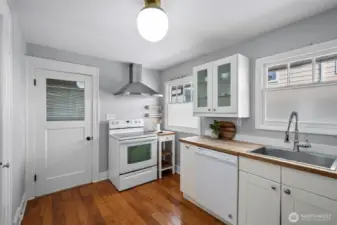 Great storage including a party with slide-outs.