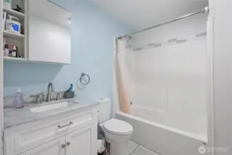 Secondary bathroom with tub/shower.