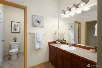 Primary en suite bathroom