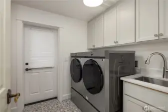 Laundry w/access to backyard