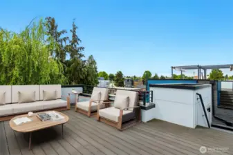 Gorgeous sunsets atop your roof deck, views of the mountains, Licton Springs park, peeks of Rainier, so much privacy and so much space!