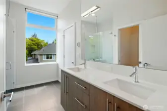 Primary Bedroom w/attached en suite and walk in closet