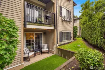 No maint walk out patio and turf, perfect for those little pets!