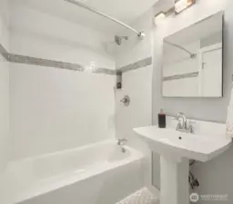 Full hallway bath