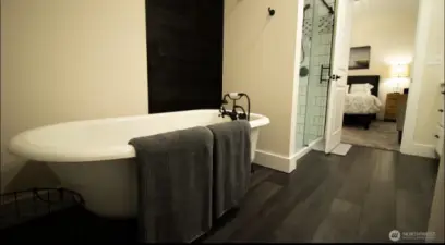 Primary en suite c;law foot