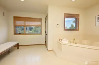 This spa bath opens to the terrace, ideal for a fresh breeze.