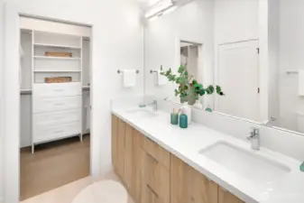 Primary en suite bath with walk-in closet.