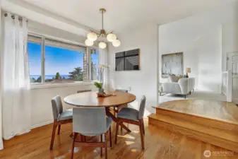 Kitchen eating area with VIEWS!