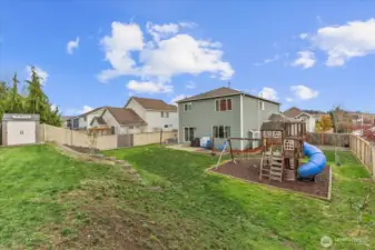 Huge Fully Fenced Back Yard- Dog Friendly!