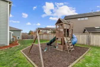 Huge Fully Fenced Back Yard- Dog & Kid Friendly!
