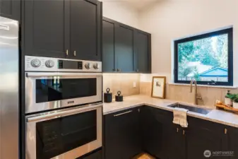 Fully equipped secondary kitchen