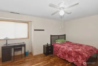 2nd bedroom with ceiling fan.