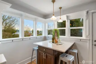 Beautiful eating area where you can bathe in the sun and views