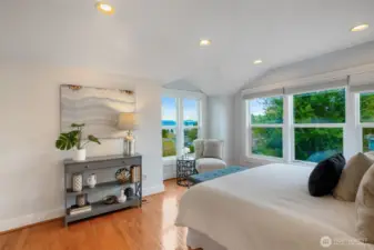 Faces towards to Mt. Rainier and Lake Washington