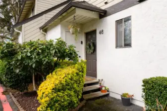 Situated near scenic trails, Kent Station, shopping, dining, and major highways, this home provides easy access to entertainment, daily necessities, and commuter routes.