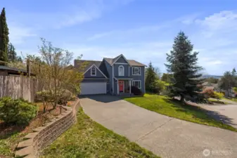 Long driveway with plenty of parking