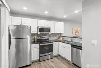 Kitchen glow-up alert! Brand-new stainless-steel stove, microwave & dishwasher (2024) — because style should always shine.