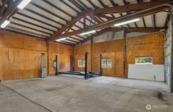 Massive shop with car lift