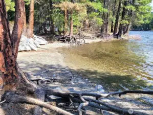 Enjoy peaceful riverfront moments at the Ponderosa’s private community beach—perfect for sun-soaked lounging, skipping stones, or dipping your toes in the crystal-clear Wenatchee River.