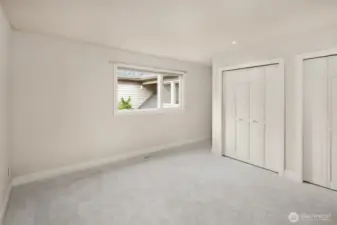 Second generously sized bedroom, ideal for home office, hobby room or guests.