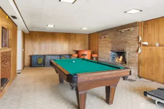 Large recroom w/fireplace - virtual staging