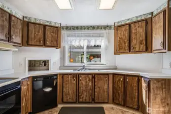 Ample kitchen cabinets provide lots of storage!