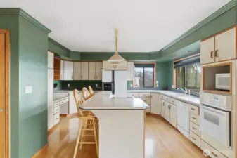 Kitchen w/ Island