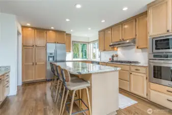 Extra-large island, pullout cabinet drawers, drop-in gas range and abundant storage