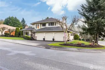 Prime corner lot location in a fantastic community! Take the neighborhood stairs down to Isaac Evans Park for Green River access, trails, and play. With Auburn Golf Course just around the corner, this is a dream spot for outdoor enthusiasts.