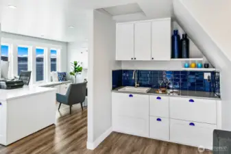 At 7316 Eastside Drive NE, the Beach House’s open-plan living and dining spaces invite the sea indoors. Panoramic Sound views flood through oversized windows, anchoring the space in light and serenity. Cozy, coastal, and ready for your next chapter.