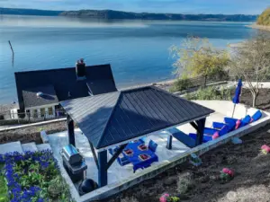 Steps from the sand, this waterfront terrace at 7316 Eastside Drive NE sets the stage for unforgettable meals. Nestled beside the Beach House and framed by coastal blooms, the open-air dining area offers seamless connection to the Sound. Casual elegance, tidepool-side.